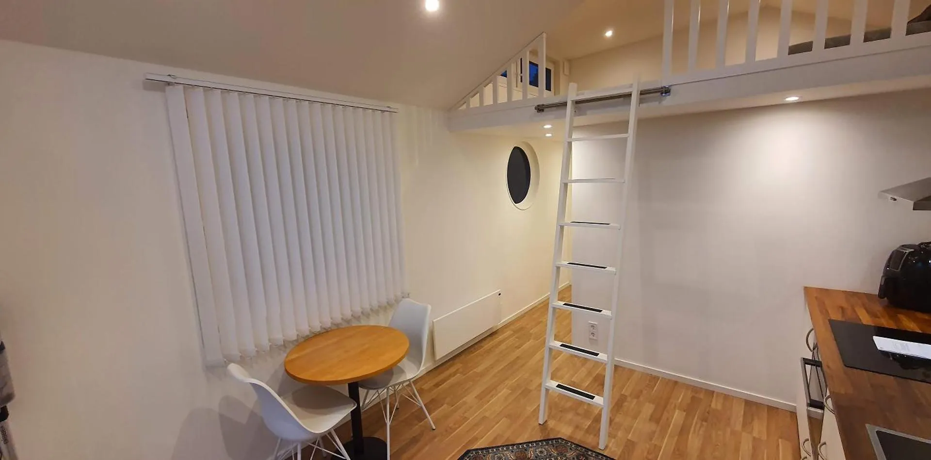 Apartment Smakfullt Attefallshus Med Stort Loft Naera Naturen Stockholm Sweden